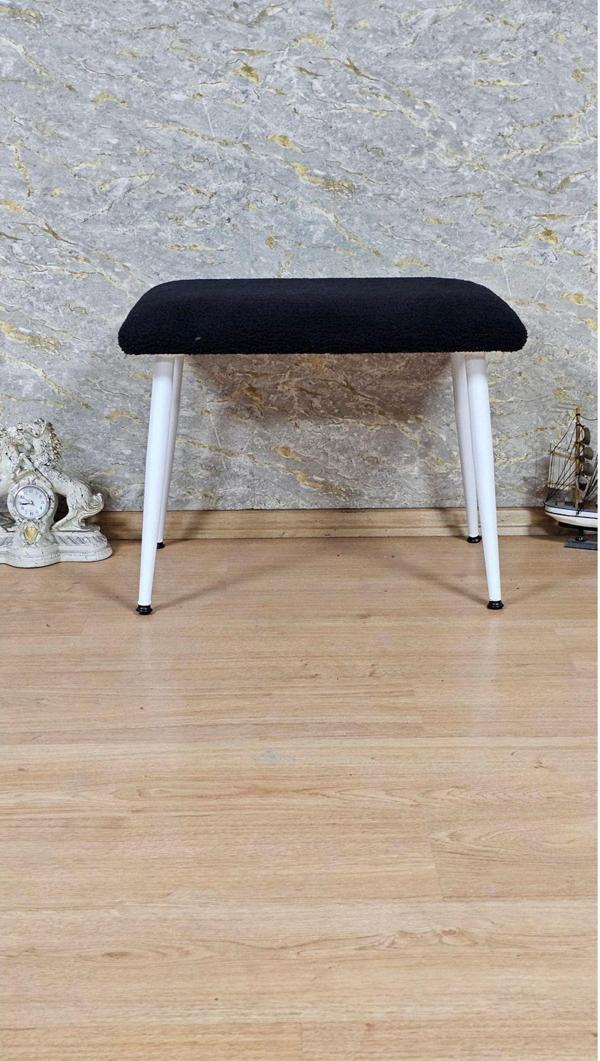 Tedy Kumaşlı 60 cm x 38 cm  Beyaz Sivriltme Ayaklı Oturak SİYAH Renk Tek Ebat Beden - Image 1