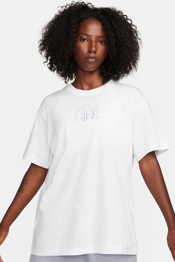 Nike Sportswear Tee Monogram SS BF Büyük Beden İşlemeli Pamuklu Kadın Tişört Beyaz - Image 1