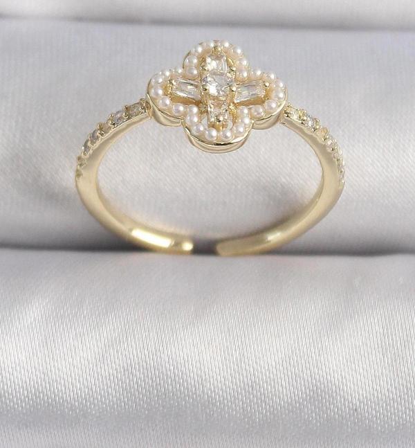 Pirinç Gold Renk Zirkon Taşlı Yonca Model İnci Detay Kadın Yüzük - TJ-BYK3494 - Image 1