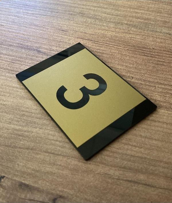 Yönline Minimal Gold Tasarım Kapı Numarası - Image 1