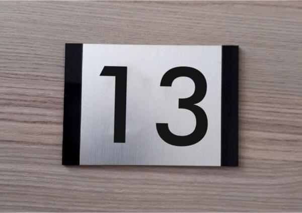 Yönline Dekoratif Apartman Kapı Numarası Pleksi-13 - Image 1