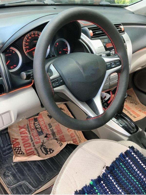 Ayazgurup Toyota Auris Uyumlu Dikmeli Direksiyon Kılıfı Siyah Noktalı (Kırmızı Dikişli) - Image 1