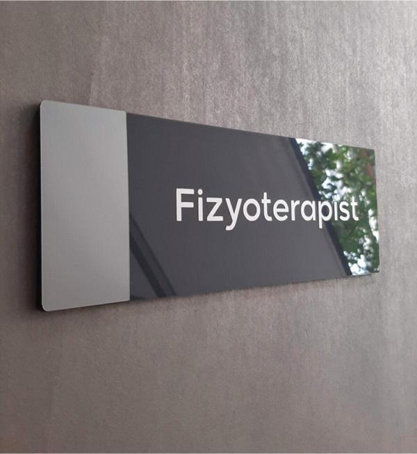 Yönline Klasik Seri Fizyoterapist Kapı Isimliği - Image 1