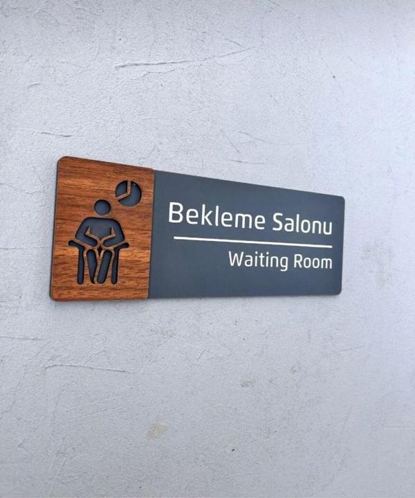 Yönline Ceviz Serisi Bekleme Salonu Kapı İsimliği - Image 1