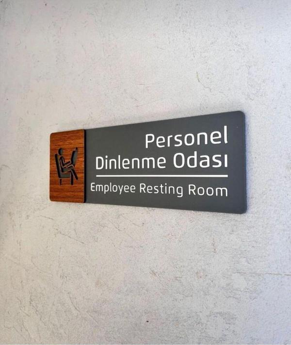 Yönline Ceviz Serisi Depo Kapı İsimliği - Image 1