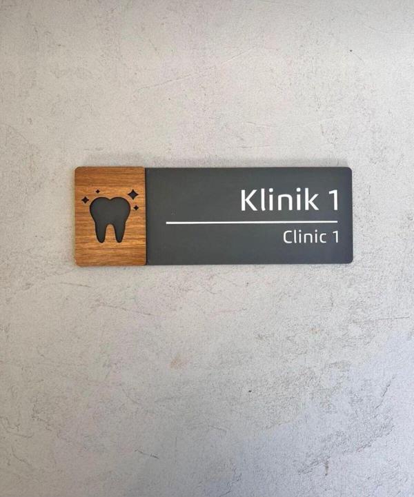 Yönline Ceviz Serisi Klinik 1 Kapı İsimliği - Image 1