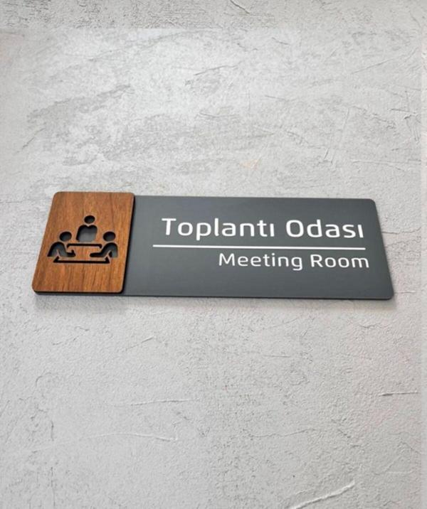 Yönline Ceviz Serisi Toplantı Odası Kapı İsimliği - Image 1