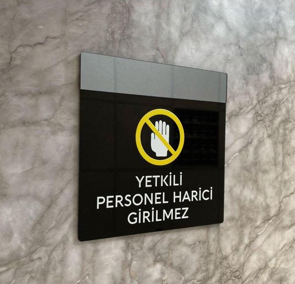 Yönline Füme Aynalı Siyah Yetkili Harici Girilmez Uyarı Levhası - Image 1