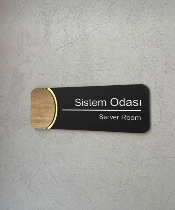 Yönline Orbit Serisi Mat Siyah Pleksi Kapı Isimliği - Image 1