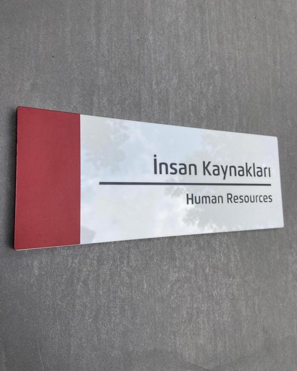 Yönline Pearl Red Serisi Kapı İsimliği İnsan Kaynakları - Image 1