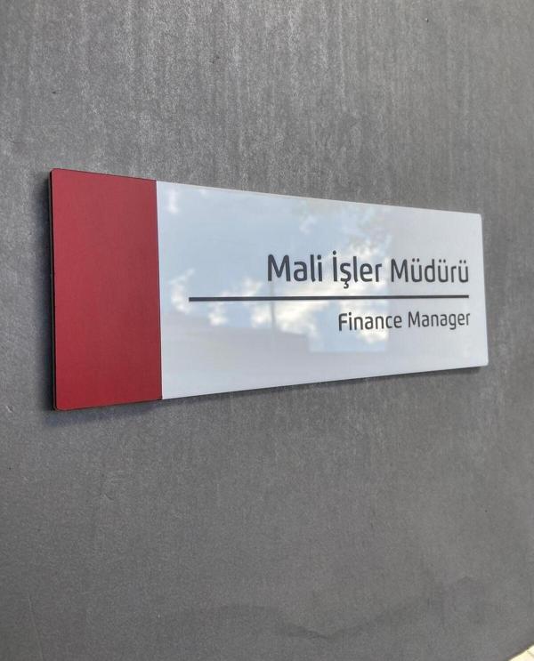 Yönline Pearl Red Serisi Kapı İsimliği Mali İşler Müdürü - Image 1