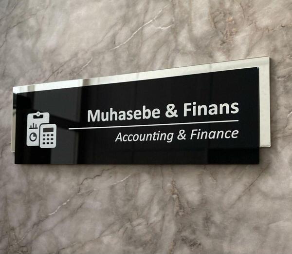 Yönline Silver Aynalı Siyah Parlak Seri Muhasebe&Finans Kapı Isimliği - Image 1