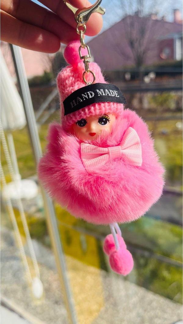 Bright3 Peluş Örgü Şapkalı Anahtarlık, Papyonlu, Ponpon Ayaklı, Tüylü Kız Figürü Pembe Anahtarlık - Image 1