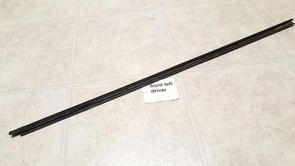 Cam Sıyırıcı Cıvıc  96-00 Ön Kapı Dış Sol (Siyah) (Oem No: 72450-S01-A01) - Image 1