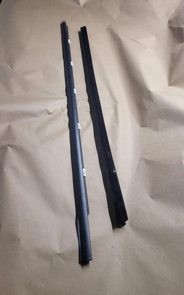 Cam Sıyırıcı Elantra 16-18 Ön Kapı Dış Sağ (Oem No: 82220-F2010) - Image 1