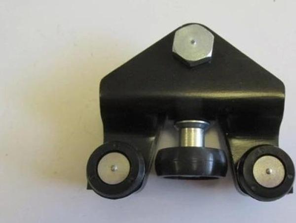 2004-2008 Opel Vıvaro Sürgülü Kapı Alt Ray Bağlantısı Sağ Oem No: 7700312012 - Image 1