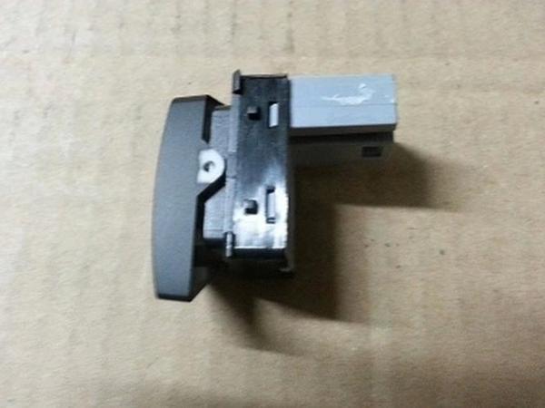 Volkswagen Octavia 2004 2008 Cam Açma Düğmesi Teklı   Arka : R (Oem No:1Z0959856) - Image 1