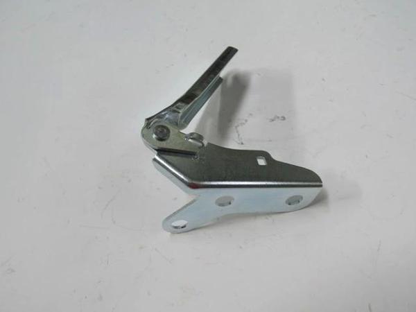 2002-2005 Volkswagen Polo 5 Kaput Menteşesi Sağ (Çift Farlı Tip) (Tyg) (Adet) (Oem No:6Q0823302B) - Image 1