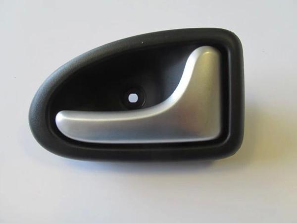 1999-2002 Renault Megane Ön Kapı İç Açma Kolu Sağ Elceği Gümüş Gri Oem No: 8200028995 - Image 1