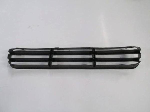 1999-2005 Volkswagen Bora Ön Tampon Panjuru Orta Siyah (Bfn) (Adet) (Oem No:1J5853677C) - Image 1
