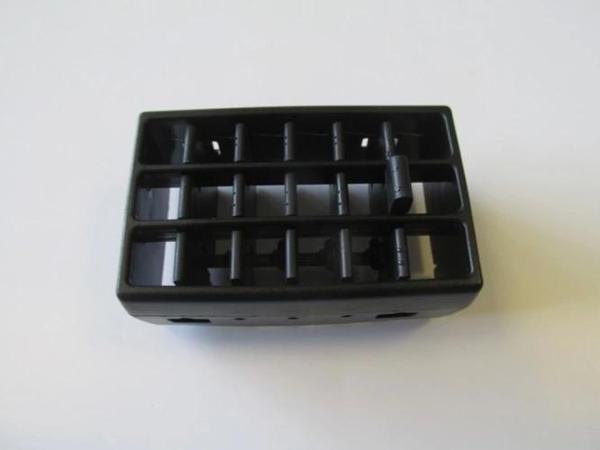 Renault R9- Faırway- 1993-1996 Ön Göğüs Yan Üfleme Peteği Sağ Difizör - Image 1
