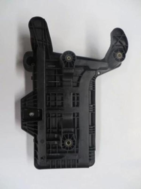 2011-2014 Volkswagen Jetta 6 Akü Koruyucu Plastiği Alt Gövdesi Bfn Oem No: 1K0915333H - Image 1