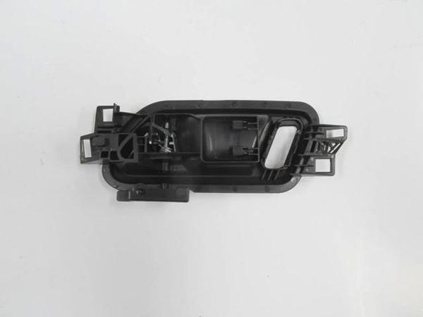 Volkswagen Amarok- 11/16; Ön Kapı İç Açma Kolu Sağ Siyah (Elceği Gümüş Gri) (Hushan) (Oem No: 2H0837 - Image 1