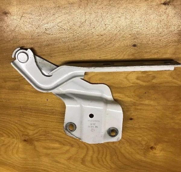 Kaput Menteşesi Sol Vw Jetta Bm 10-18 (Oem No: 5C6823301) - Image 1