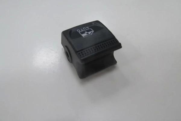 Renault Clio- 5- Hb- 2020-2023  Ön/Arka Cam Düğme Butonu Sağ/Sol Aynı (Adet) - Image 1