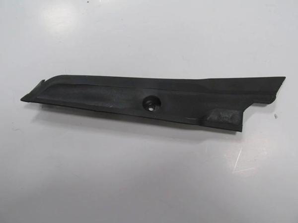 Fıat Grande Punto- 06/12; Ön Cam Izgara Tespit Plastiği (Silgi Paneli) Sağ (Oem No: 735412992) - Image 1