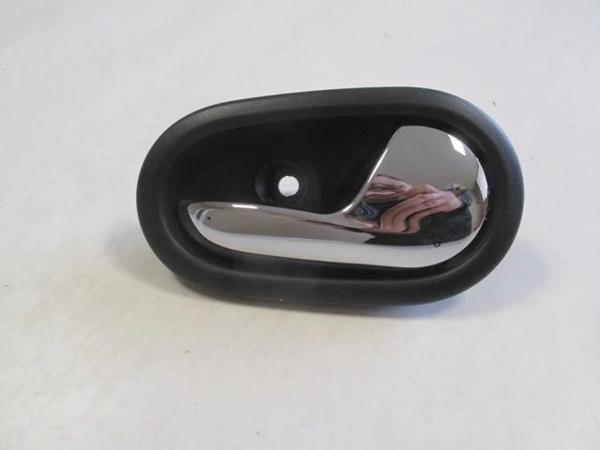 Renault Symbol- 13/21; Ön Kapı İç Açma Kolu Sağ Nikelajlı (Oem No: 806718771R) - Image 1