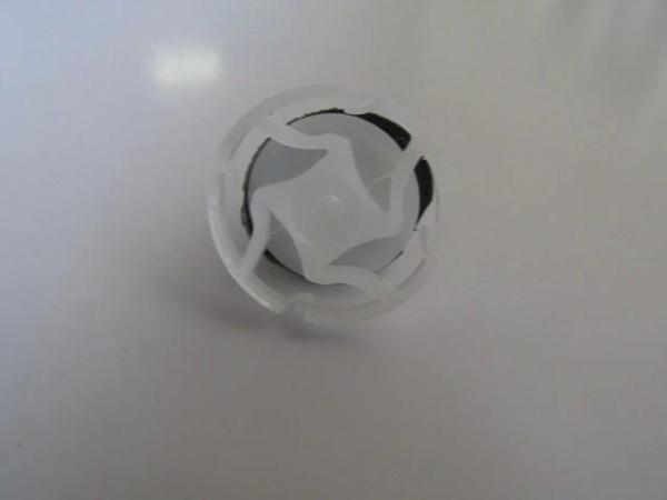Renault Megane- 2- 03/09; Kapı Döşeme Klipsi (Oem No: 7701056846) - Image 1