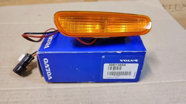 Volvo S-40/V-40 1998-2000 Çamurluk Sinyali Sağ  (Oem No:30613666) - Image 1