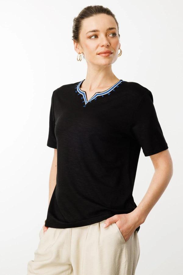 Desen Triko Kadın Yakası Yırtmaçlı ve İşlemeli T-Shirt 25768 Siyah - Image 1