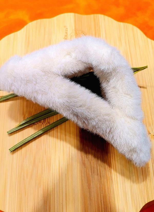 Monalisa Home Lüks Figürlü Krem  Peluş Mandal Toka - Image 1