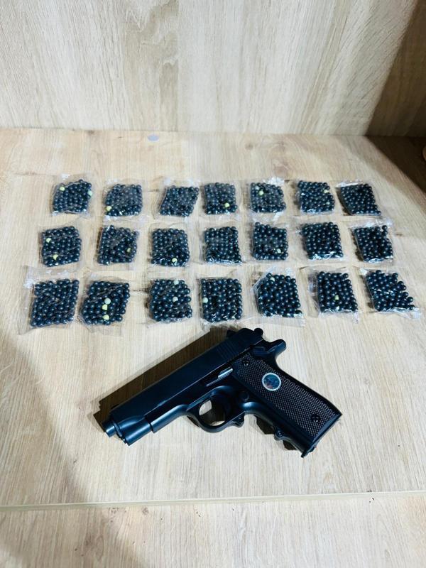 Boncuklu  Plastik Boncuk Atan Silah Küçük Boy 1 Adet  + 21 Paket Boncuk - Image 1