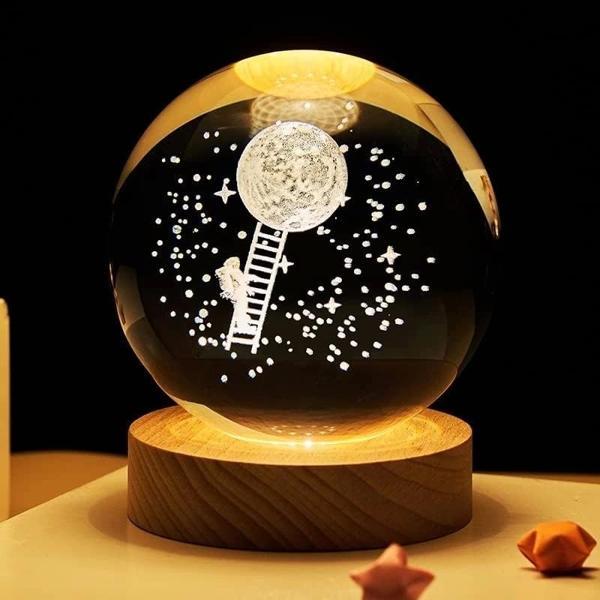 Dekoratif Merdiven Astronot Tasarımlı Ahşap Altlıklı Işıklı Cam Küre Büyük Boy Cam:8cm Ahşap:2cm - Image 1