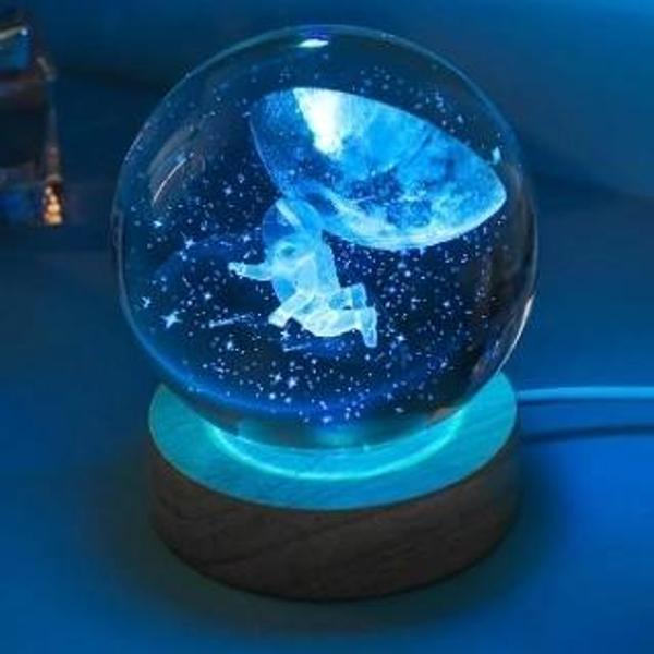 Dekoratif Uçan Astronot Tasarımlı Ahşap Altlıklı Işıklı Cam Küre Büyük Boy Cam:8cm Ahşap:2cm - Image 1