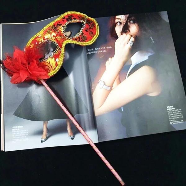 Lüks Taşlı Saplı Maskeli Balo Maskesi Kırmızı Renk 35 Cm - Image 1