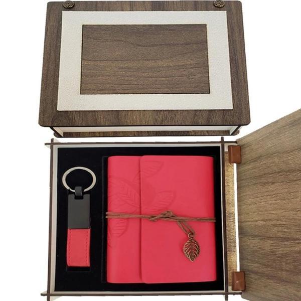 Özel Ahşap Kutulu Kırmızı Deri Defter Ve Anahtarlık Set - Image 1