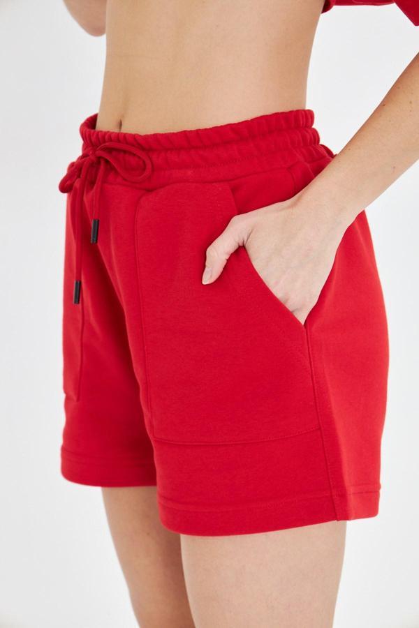 Esnek ve Rahat Kesim Çift Cepli Diz Üstü Kadın Şort - Image 1