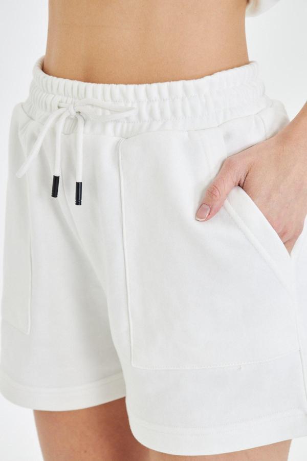 Esnek ve Rahat Kesim Çift Cepli Diz Üstü Kadın Şort - Image 1