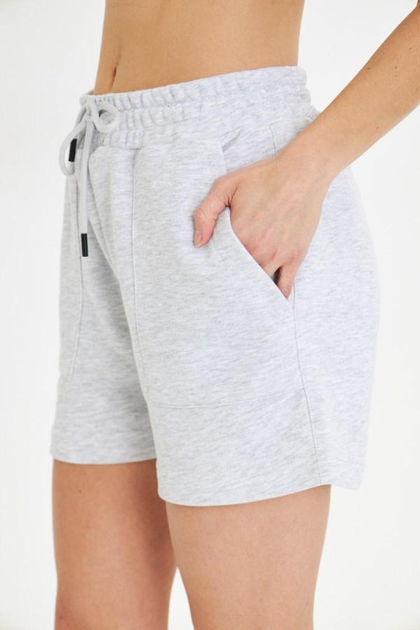 Esnek ve Rahat Kesim Çift Cepli Diz Üstü Kadın Şort - Image 1