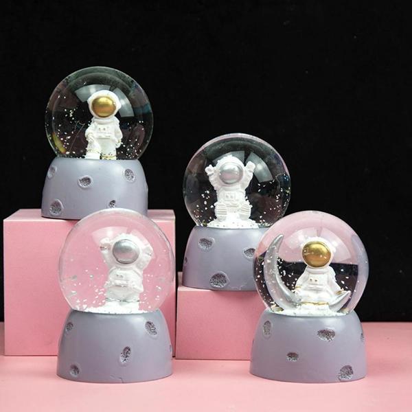 Büro Ev Ofis Dekoru için Işıklı Astronot Mini Kar Küresi - Image 1