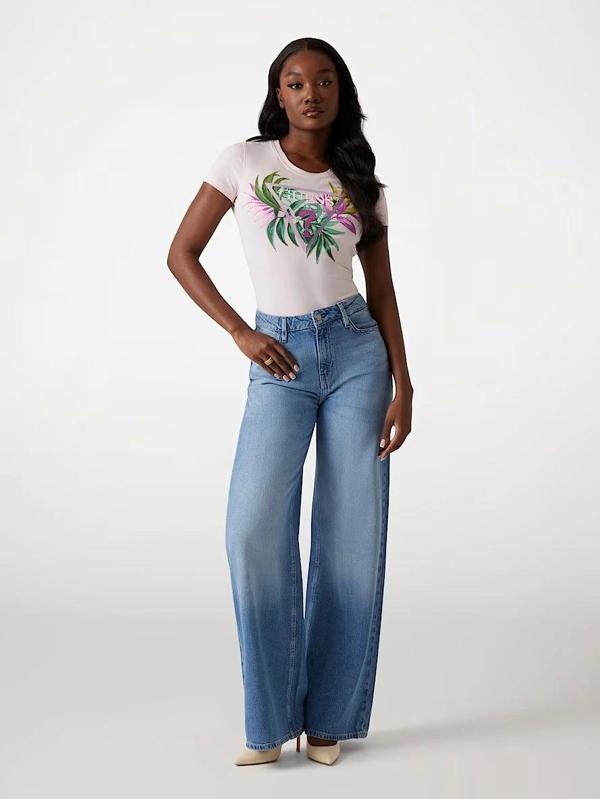 Guess Kadın Bej Leaf Triangle Logolu Tişört - Image 1