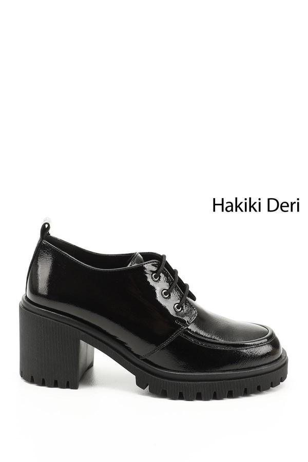 Siyah Rugan Gön Hakiki Deri Yuvarlak Burun Kalın Topuklu Bağcıklı Kadın Ayakkabı 24300 - Image 1