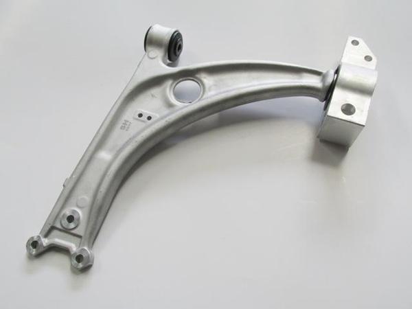 Audi Q3 12/18 Ön Alt Tabla Sağ/sol Aynı (Adet) Burçlu/roti̇lsi̇z/takozlu (Salıncak)(sh)  - Image 1
