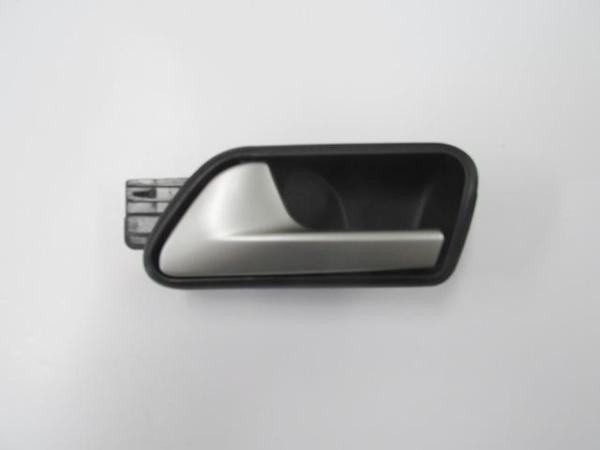 Volkswagen Caddy 11/15 Ön Kapı İç Açma Kolu Sol Si̇yah (Elceği̇ Gümüş Gri̇) (Hushan)  - Image 1