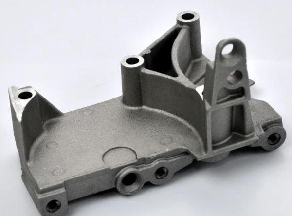 Dacia Logan 04/08 Si̇li̇ndi̇r Kapak Ön Parça 1,5 Dcı (Suport)  - Image 1