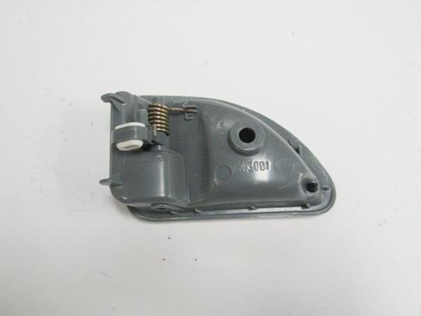 Renault Kangoo 98/03 Ön Kapı İç Açma Kolu Sağ Gri̇ Pütürlü  - Image 1